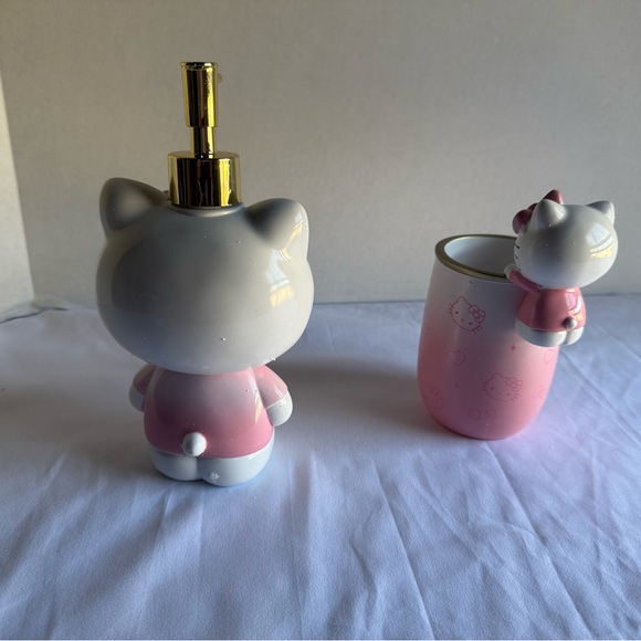 Hello Kitty Tumbler and Soap/Lotion Dispenser Set, bundled with 5 piece BR set. - Picture 3 of 4